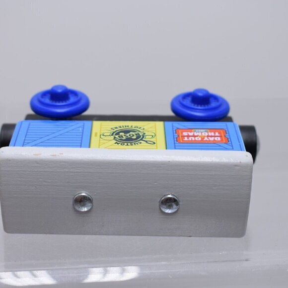 Day Out With Thomas Custom Crosby Clothiers Wooden Railway Car 2017 RARE - Picture 9 of 10